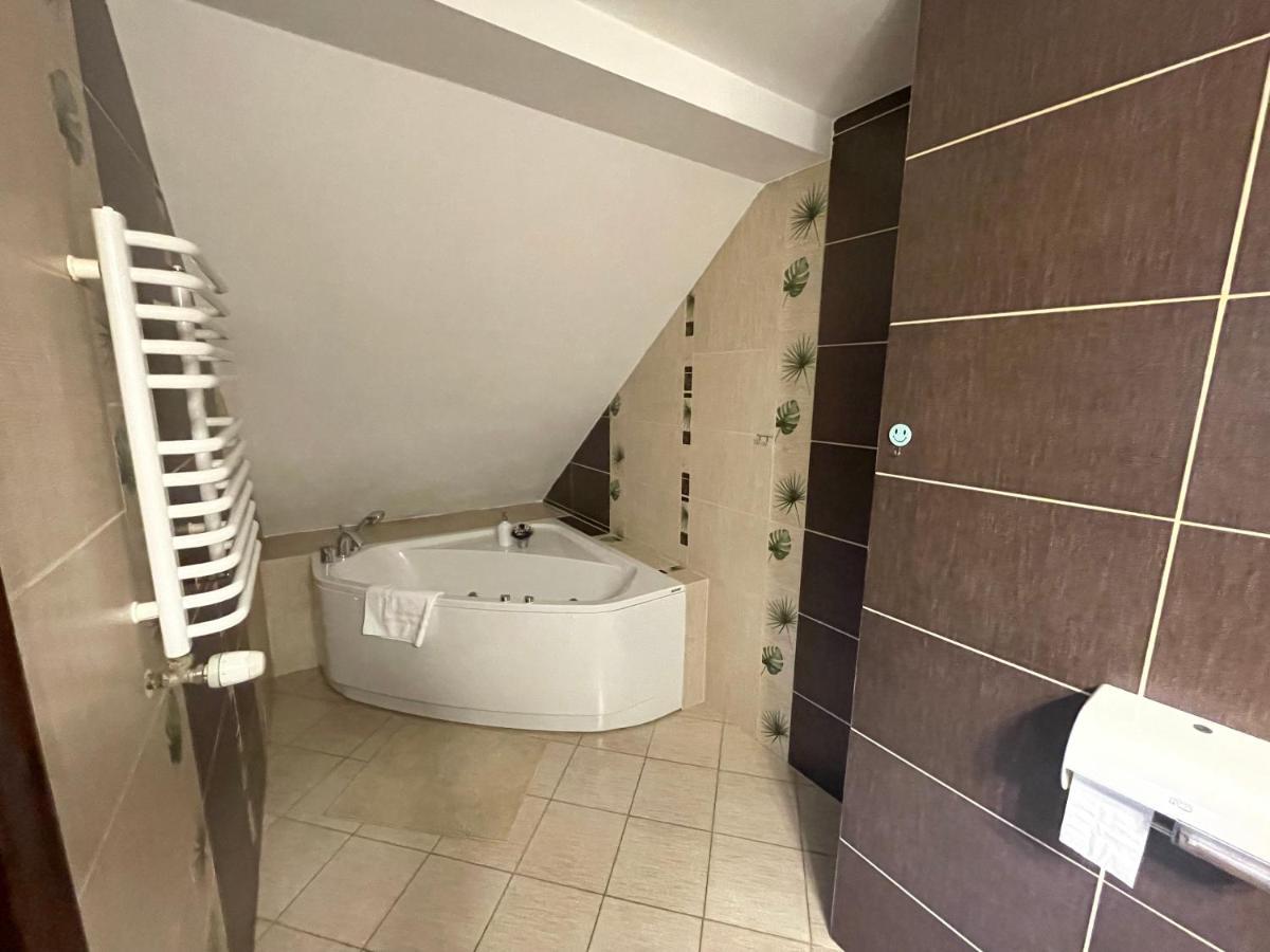 Hotel Tyrol I Restauracja Zycie Gruzji Osielsko Dış mekan fotoğraf